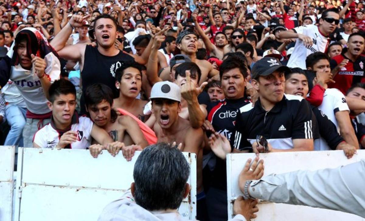 Aficionados del Atlas se enojan con sus jugadores y se enfrentan a la policía