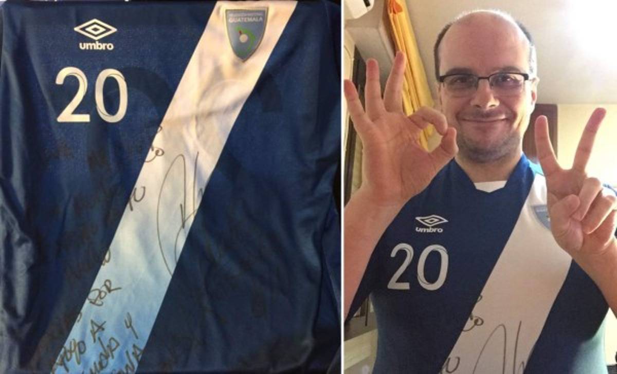 Mister Chip se pone la camiseta de Guatemala y va por la del Chicharito