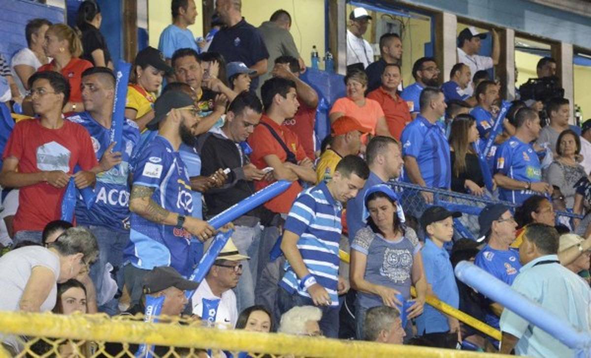 Campeón del fútbol tico recoge dinero para rival que sufre crisis económica