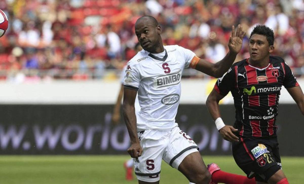 Alajuelense y Saprissa se enfrentan en el clásico nacional