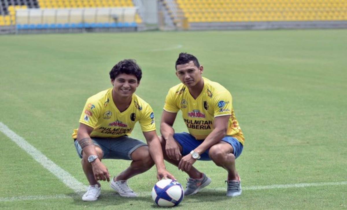 En Costa Rica un joven se vio obligado a cultivar sandía en vez de jugar un partido profesional