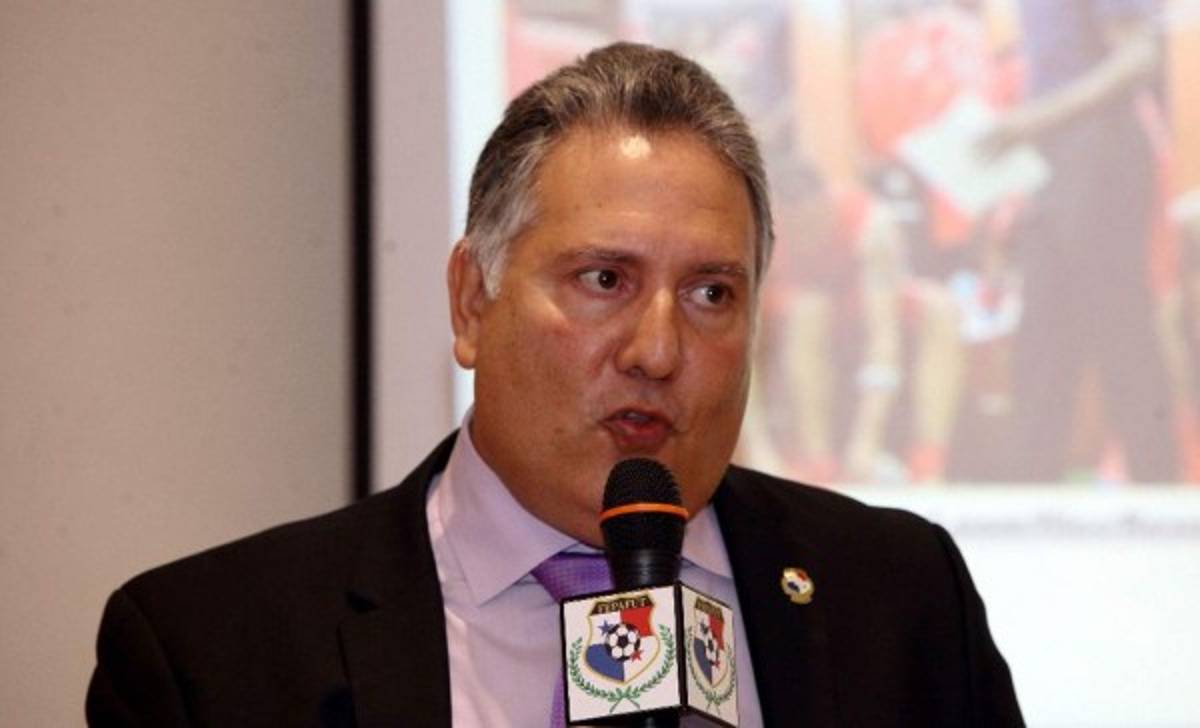 Presidente de fútbol de Panamá celebra dimisión de Blatter  