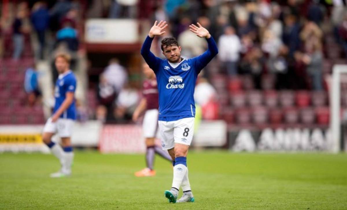 Bryan Oviedo regresa a la titularidad con el Everton