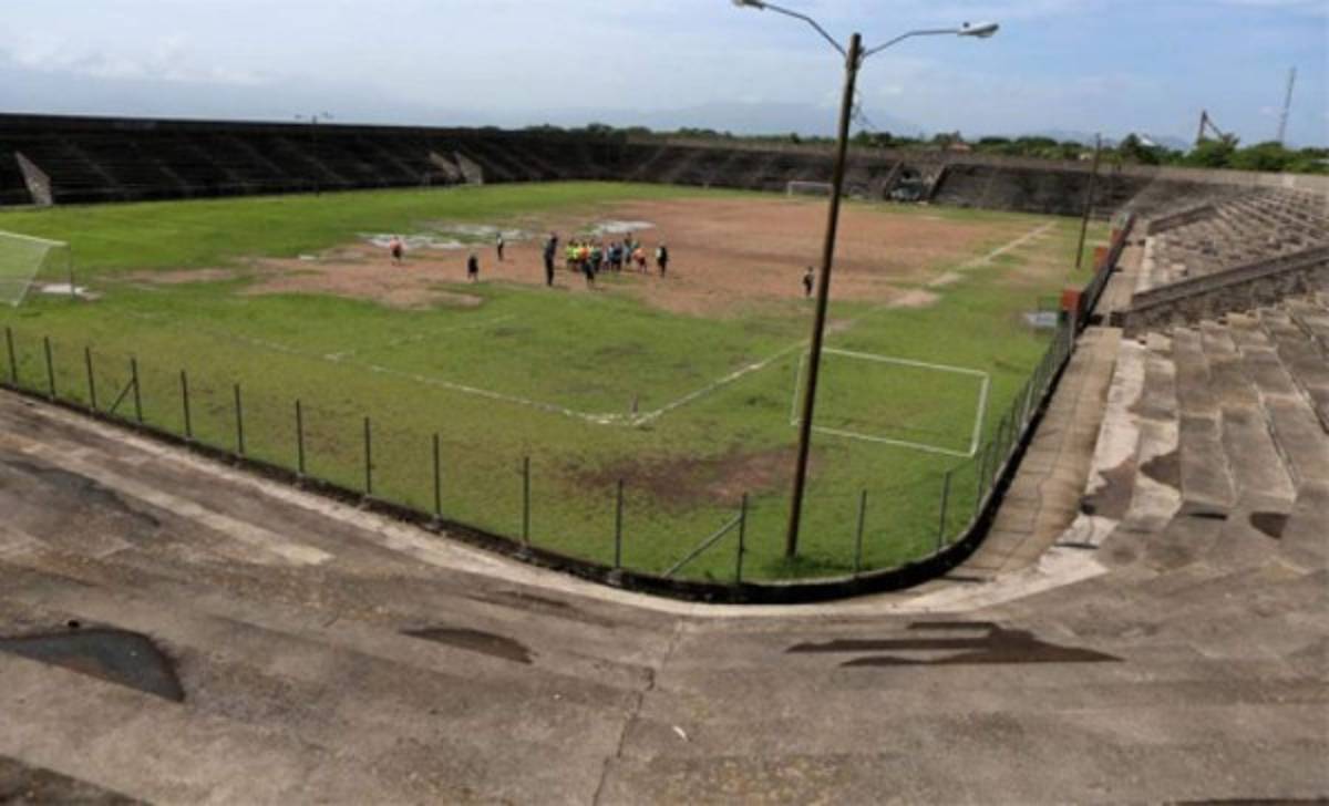 ¡Una belleza! De ser un potrero a tener cancha sintética; así han transformado el estadio de La Paz