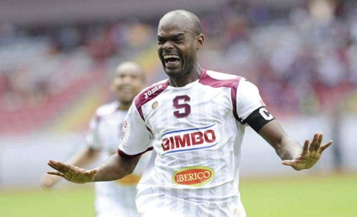 Panameño Adolfo Machado se convierte en el extranjero con más títulos en Saprissa