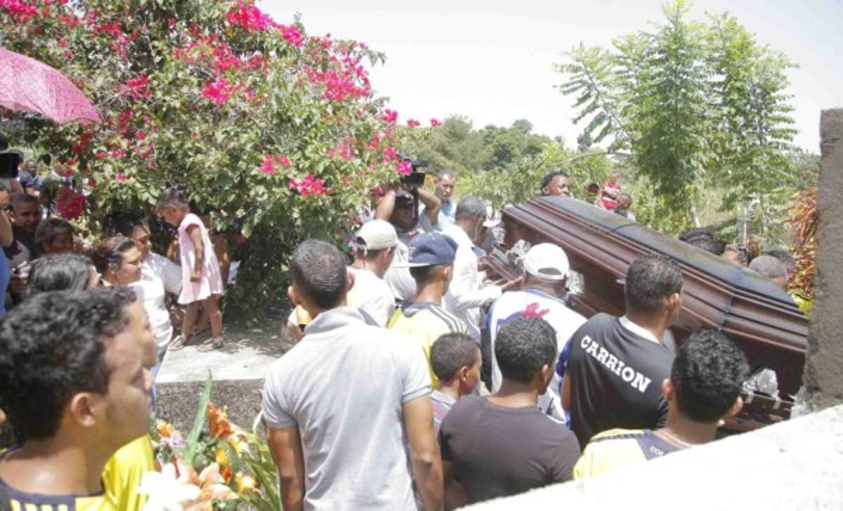 Multitudinario adiós a Enrique Reneau en su natal Jutiapa