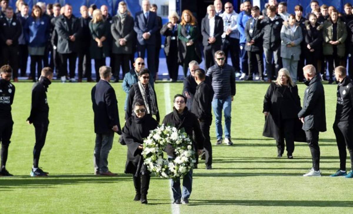 Jugadores del Leicester le rindieron tributo a su presidente en el King Power Stadium