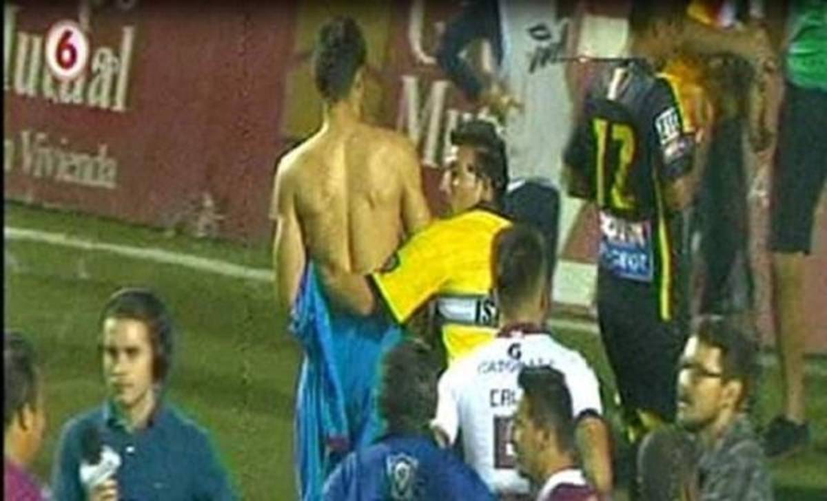 Aficionados de Saprissa invaden el campo luego de que su equipo fuera goleado