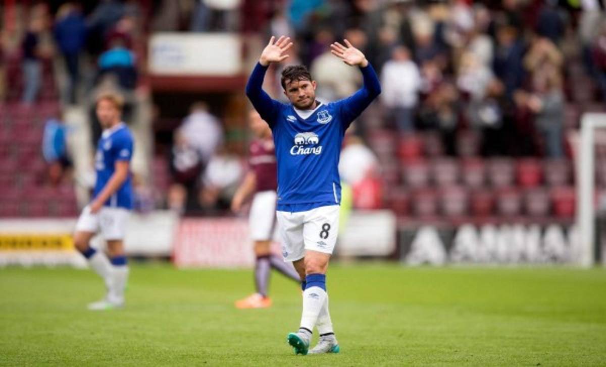 Costarricense Bryan Oviedo fue titular en victoria del Everton sobre Aston Villa