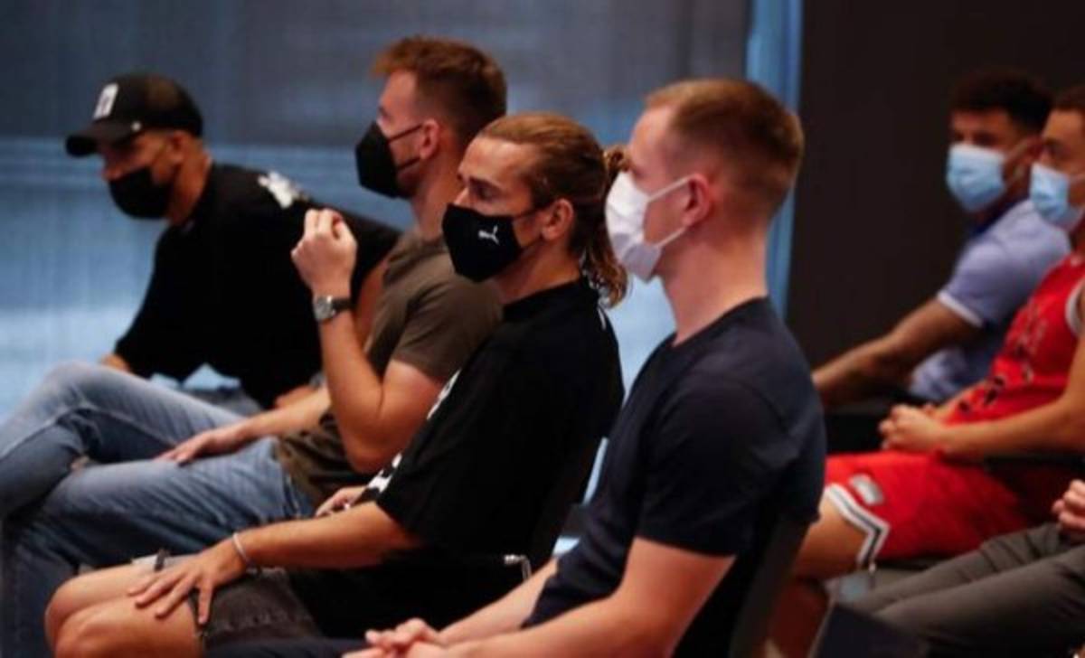 Las desgarradoras imágenes de Messi en su despedida: mar de lágrimas frente a Antonela y leyendas del Barcelona