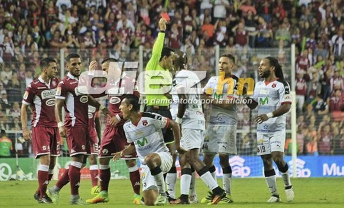 Jorge Claros salió expulsado en el clásico del fútbol de Costa Rica