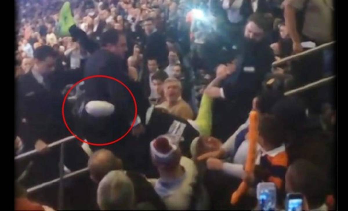 VIDEO: Echan a fanático de los NETS del Square Garden ¡sin su pierna ortopédica!
