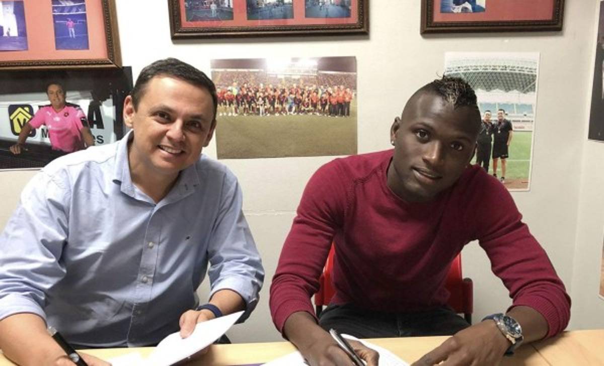 Alajuelense se refuerza con el panameño Abdiel Arroyo