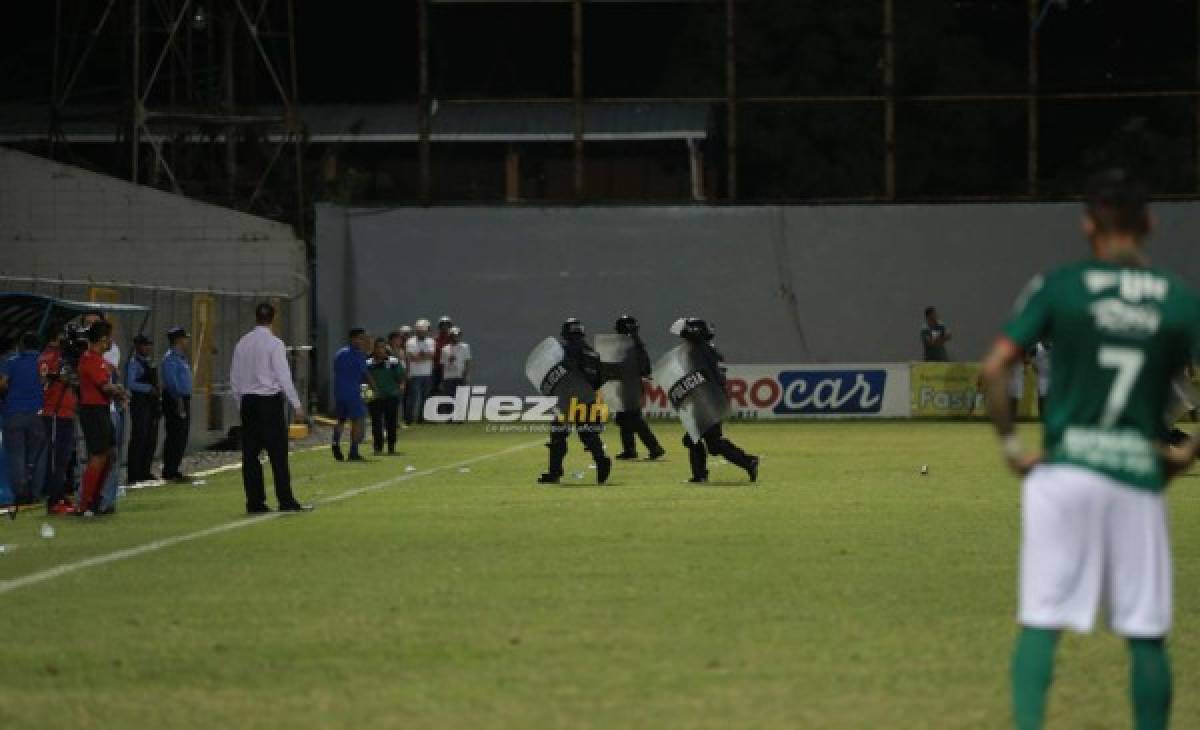 CURIOSAS: Policías en la cancha, pancarta y la acción de recogebalones