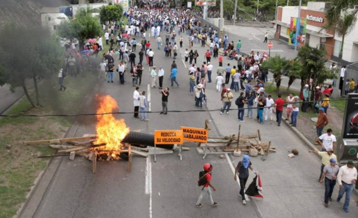 Honduras: Bombas lacrimógenas, piedras y llantas quemadas en las protestas  