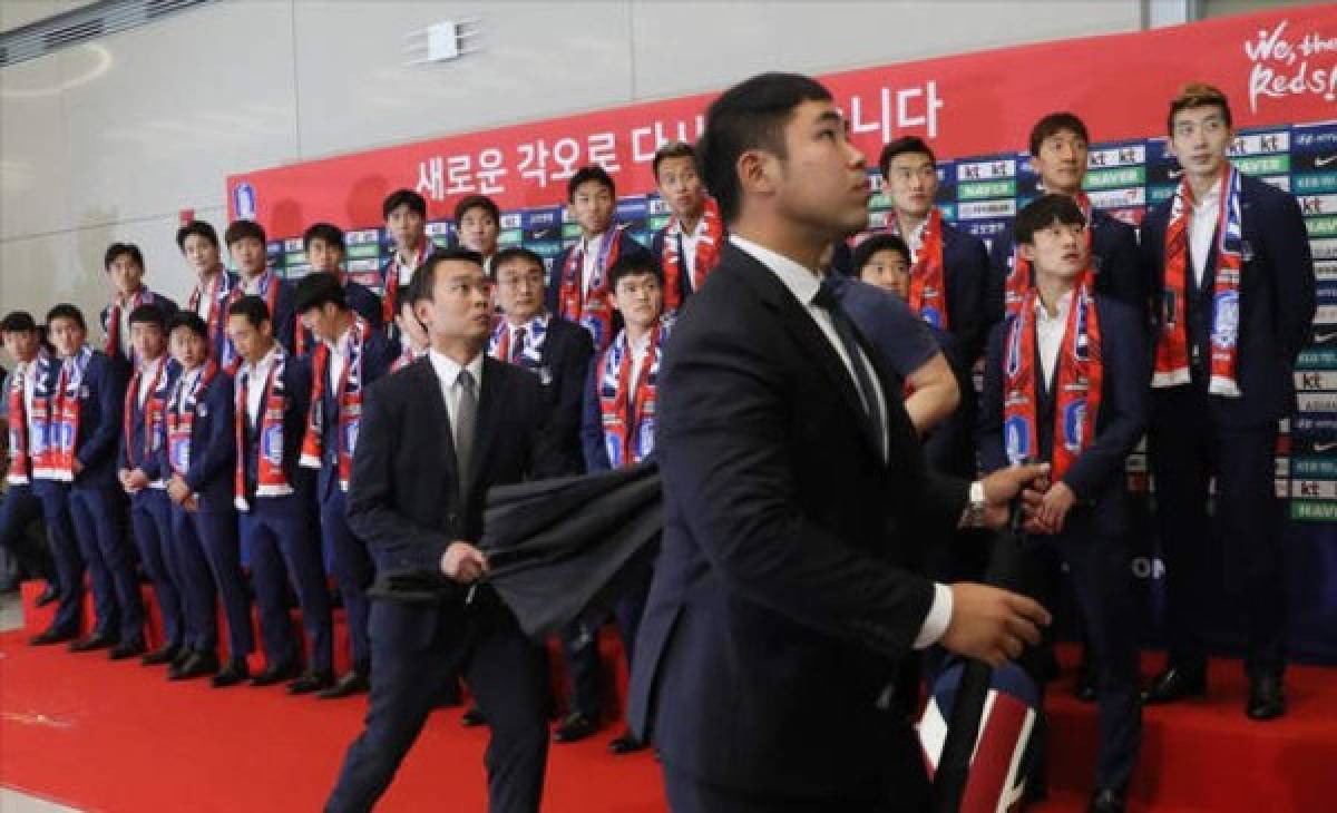 Corea del Sur es recibida a huevazos luego de ser eliminados del Mundial