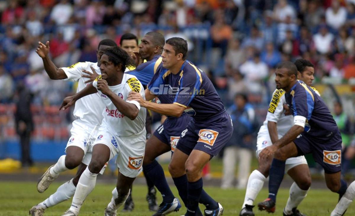 Fotos inéditas del clásico Motagua-Olimpia: Agarrones de pelo, Noel penaleando y camisas rotas