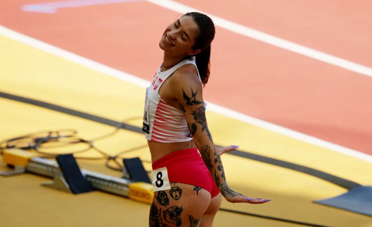París 2024: así es la corredora polaca que se hizo viral por un peculiar saludo y exuberantes tatuajes