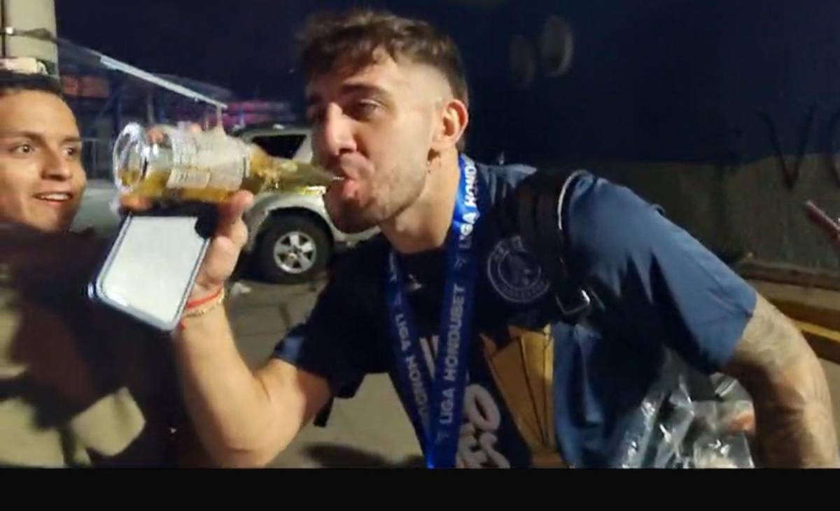 Figura del Motagua jugó enfermo, pero salió celebrando con una cerveza y el que recibió flores: lo que no viste del festejo del Ciclón