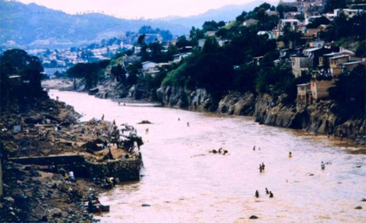 Tenebrosas fotos: Se cumplen 20 años del mortífero paso del Huracán Mitch por Honduras
