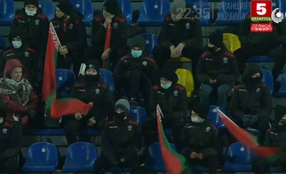 La broma de un bielorruso a Alberth Elis, el intercambio de camisetas entre catrachos y europeos y el frío en las gradas