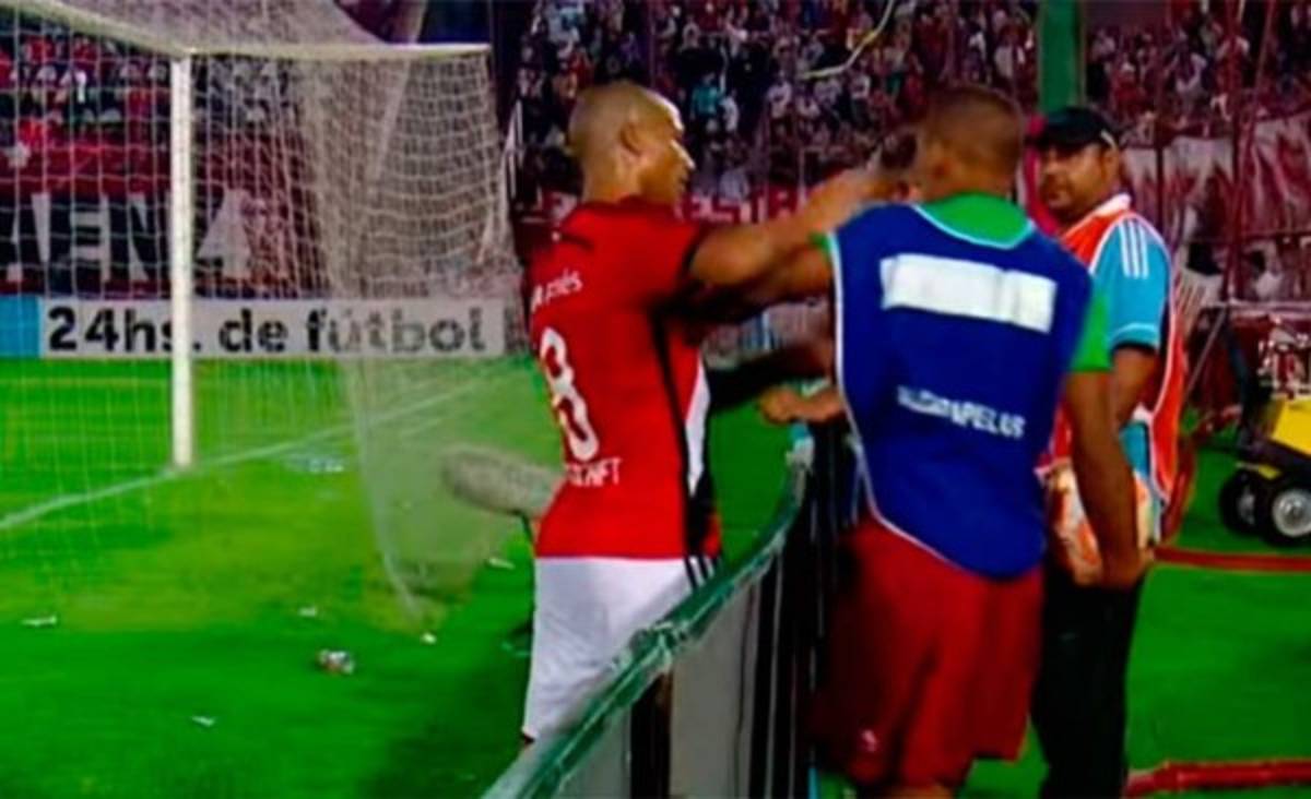 Los jugadores que perdieron la cabeza y agredieron a un recogebalones