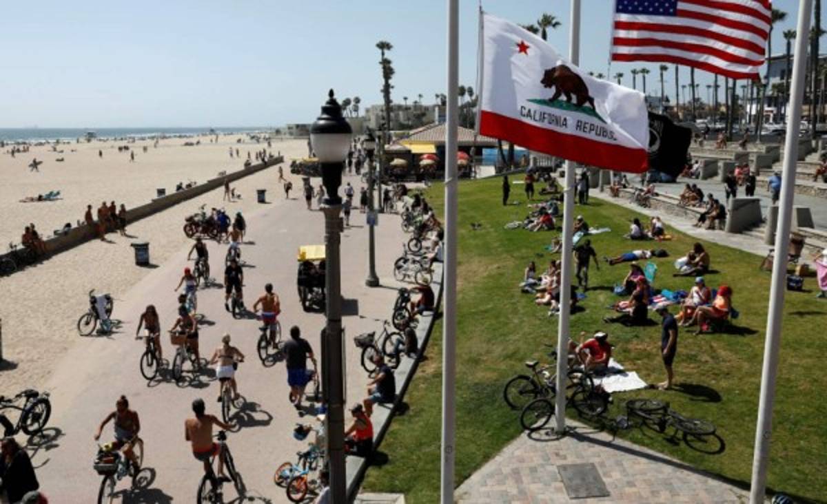 Locura en Estados Unidos: aborrotaron las playas sin importar el coronavirus y así fue captado el presidente Trump