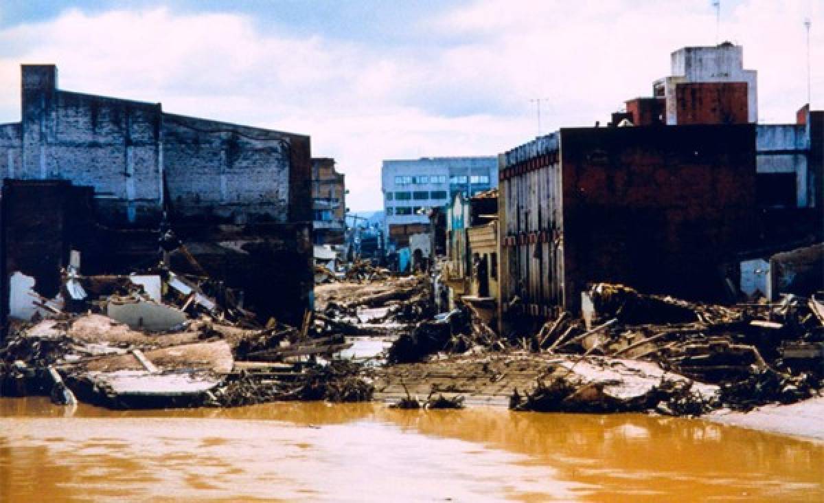 Tenebrosas fotos: Se cumplen 20 años del mortífero paso del Huracán Mitch por Honduras