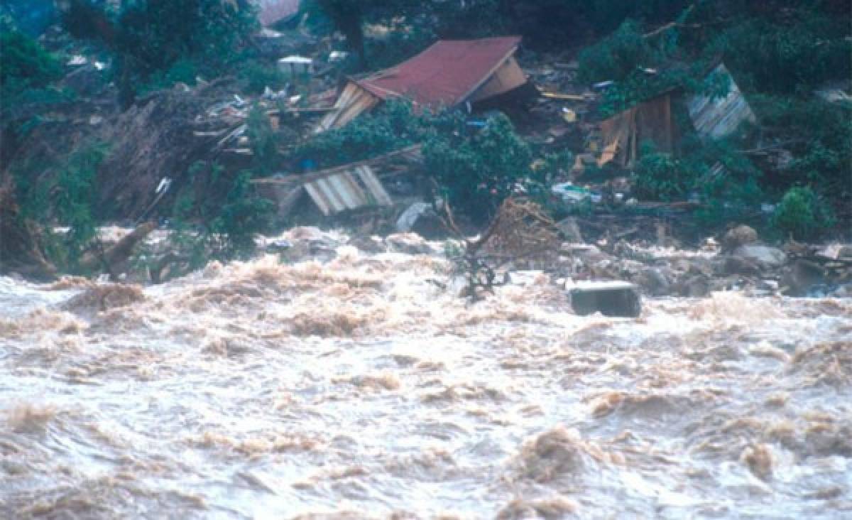 Tenebrosas fotos: Se cumplen 20 años del mortífero paso del Huracán Mitch por Honduras