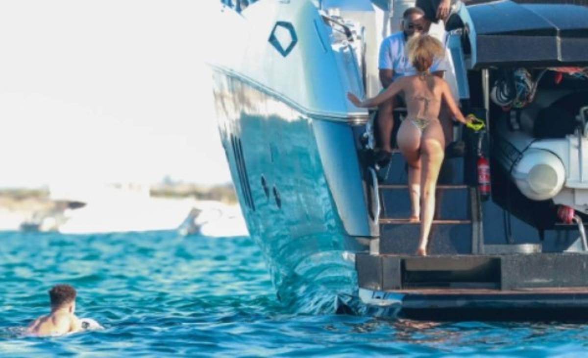 ¿Quién es la misteriosa mujer que disfruta de vacaciones junto a Jadon Sancho en Ibiza?