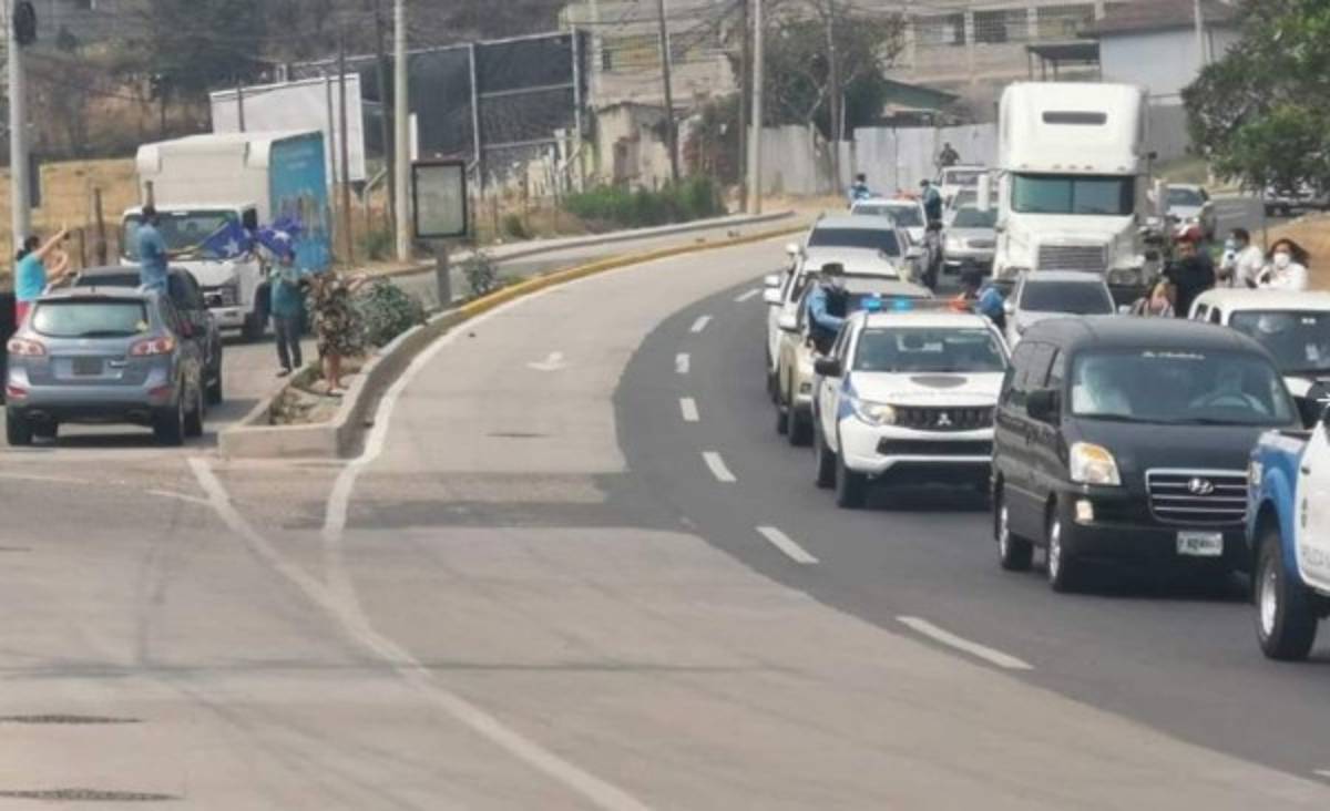 Solo con sus familiares: Así fue el entierro de Rafael Callejas en Tegucigalpa