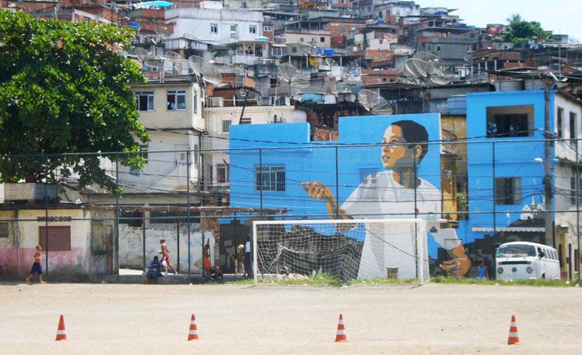 Así es Vila Cruzeiro, la favela más peligrosa de Brasil donde vive Adriano: “Veo a mi padre en cada uno de estos callejones”