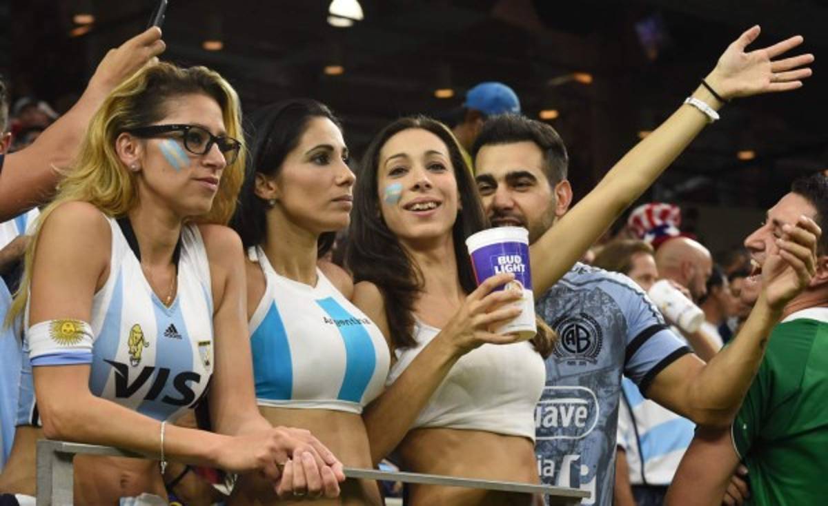 Las chicas lindas que engalanaron la semifinal de Argentina y Estados Unidos
