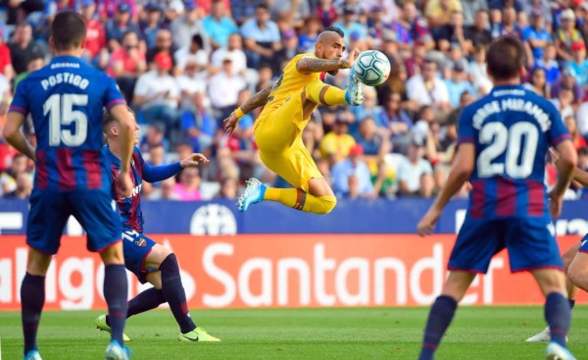 Frustración y dedicatoria de Lionel Messi, Vidal con 'voladora' en la remontada Levante sobre Barcelona