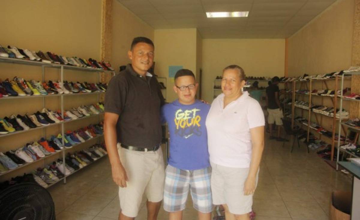 FOTOS: Emilio Umanzor está sin empleo en el fútbol y ayuda a su esposa