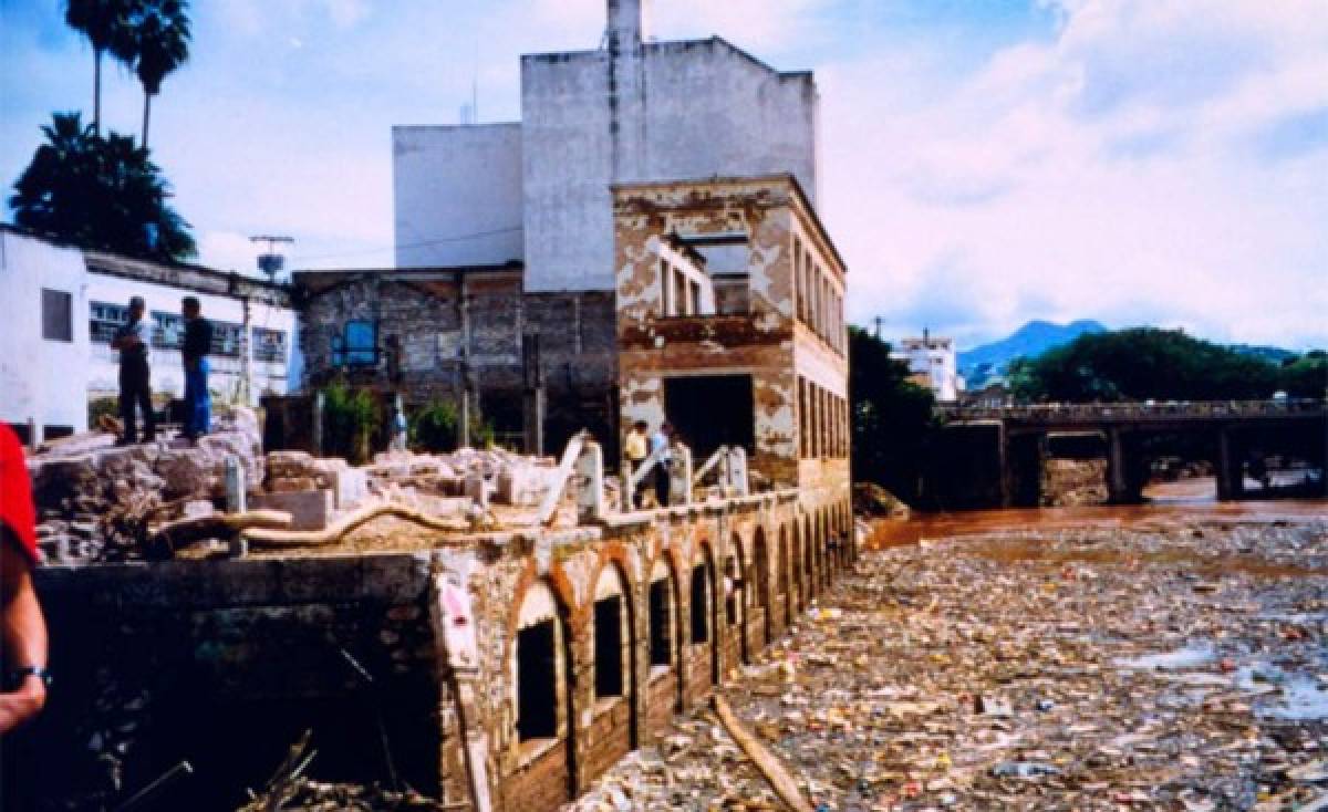 Tenebrosas fotos: Se cumplen 20 años del mortífero paso del Huracán Mitch por Honduras