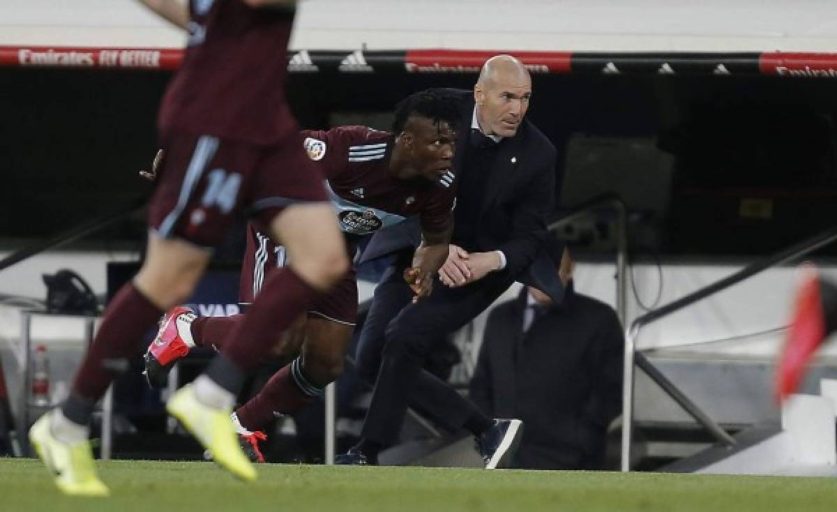 Fotos: El patadón al rostro que se llevó Zidane y su fea caída en el Real Madrid-Celta