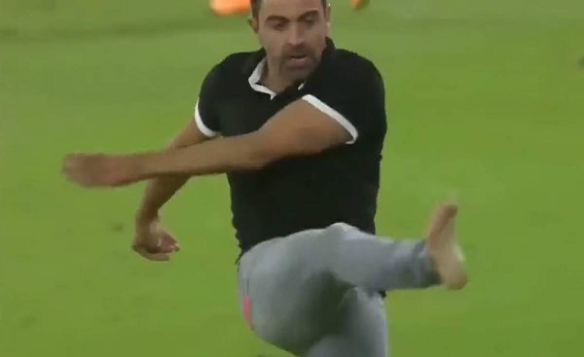 Insultos y patadas: Xavi Hernández explota en su debut oficial como entrenador