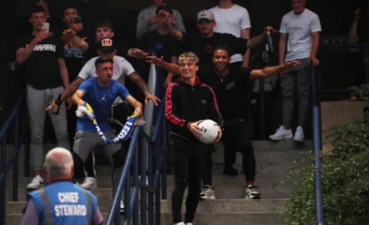 Autos rotos, cervezas al aire y sin temor al COVID-19: Así se festejó el ascenso del Leeds United a la Premier League