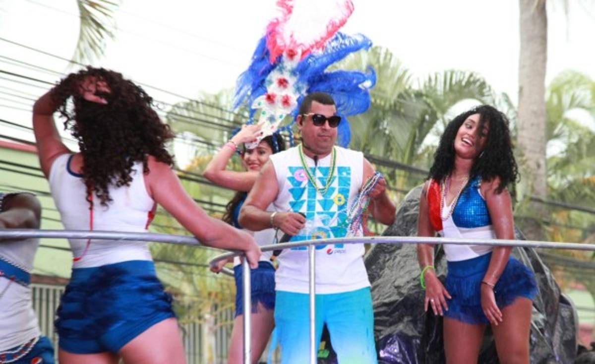 ¡BELLEZA! La campanita se roba el show en el carnaval de La Ceiba