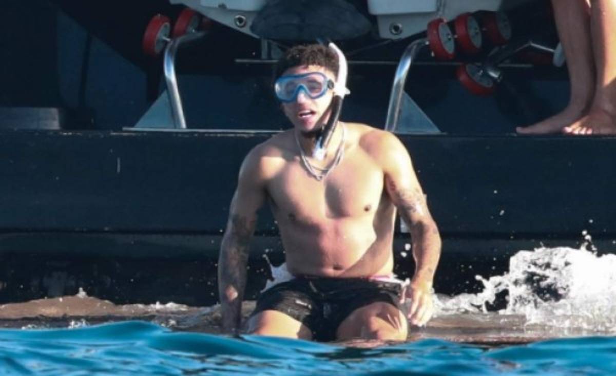 ¿Quién es la misteriosa mujer que disfruta de vacaciones junto a Jadon Sancho en Ibiza?