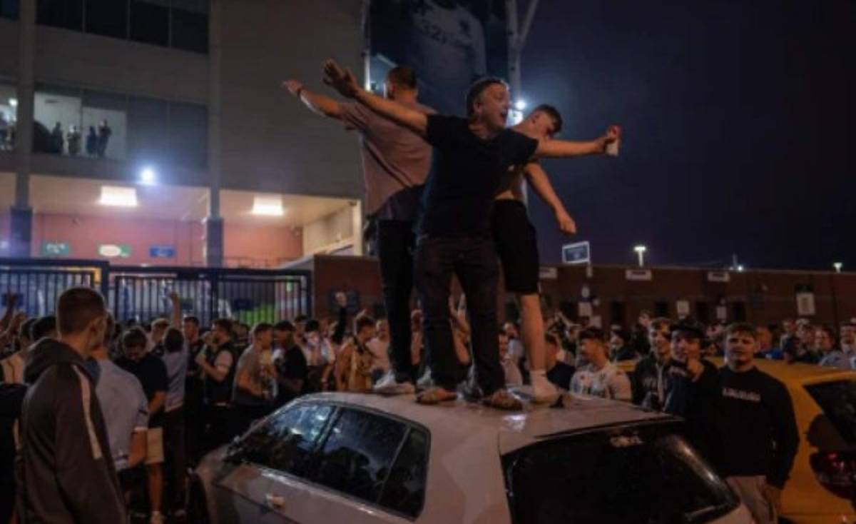 Autos rotos, cervezas al aire y sin temor al COVID-19: Así se festejó el ascenso del Leeds United a la Premier League