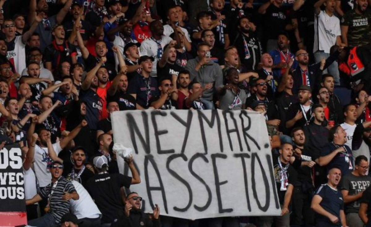 Neymar: La afición del PSG explota con pancartas y graves insultos al brasileño