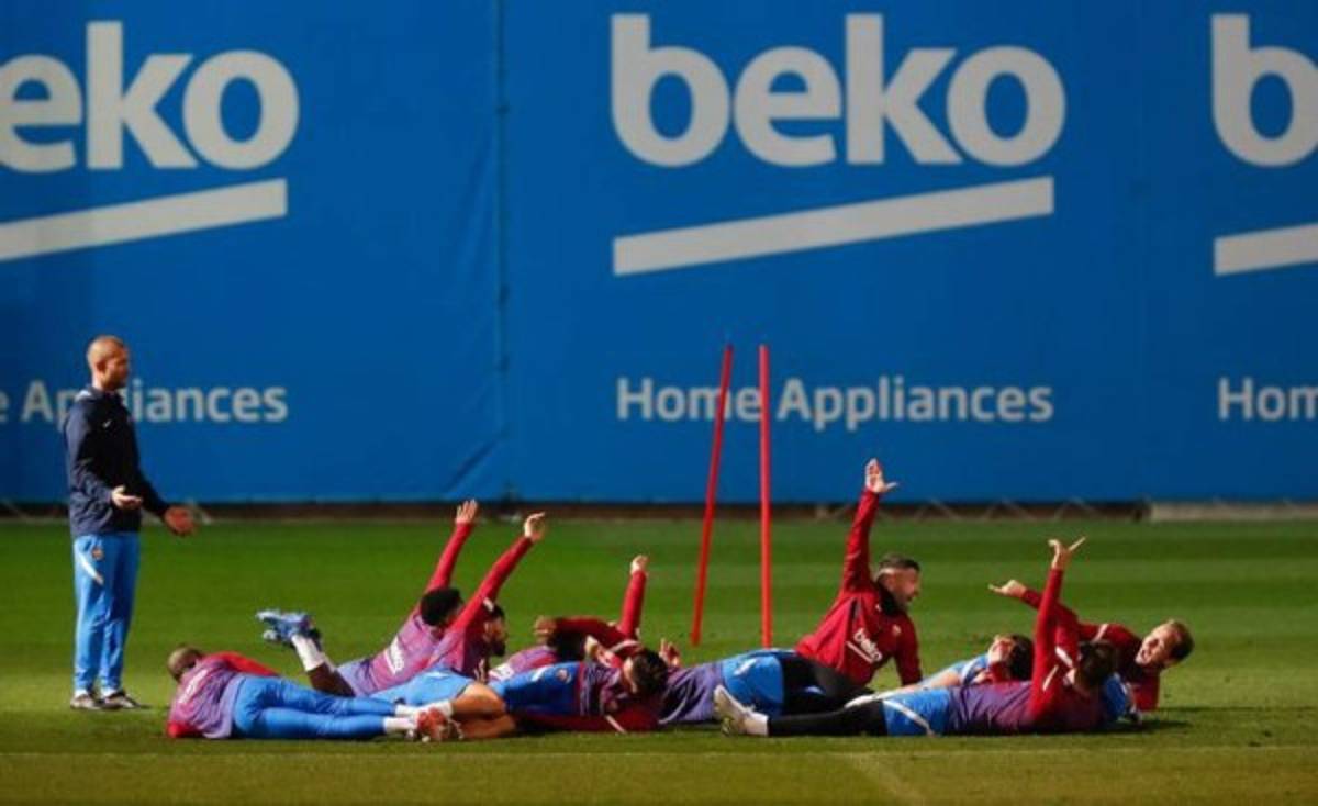 Saludo a Dani Alves, Xavi con nuevo invento y recupera la alegría: Así fue el último entrenamiento del Barcelona