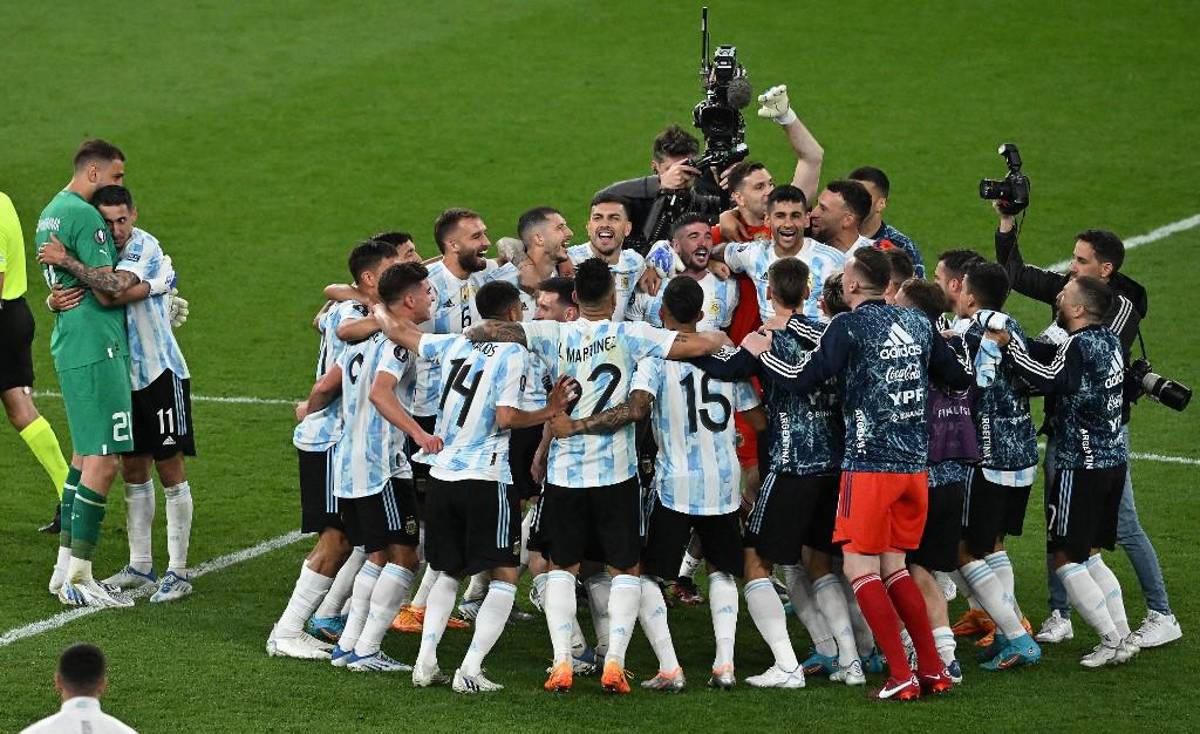 Messi sufre terrible codazo y Chiellini no lo podía agarrar; así festejó Argentina tras golear a Italia y ganar la Finalissima