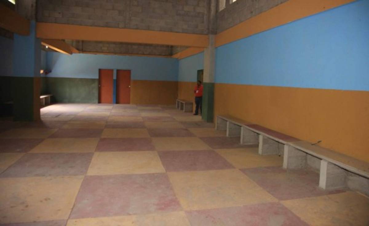 Contraste: Los camerinos de local y de visita en los estadios de Honduras