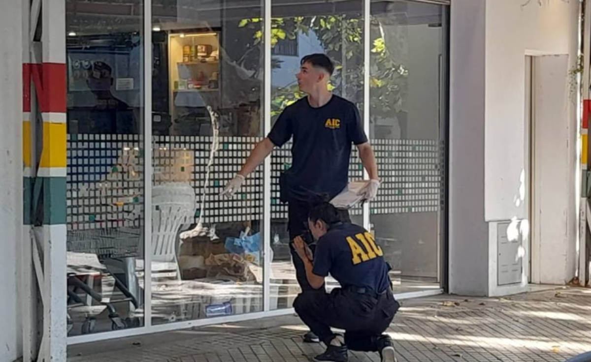 Llegaron armados, 14 balazos y una nota para Messi: “Te estamos esperando; Javkin es narco y no te va a cuidar”