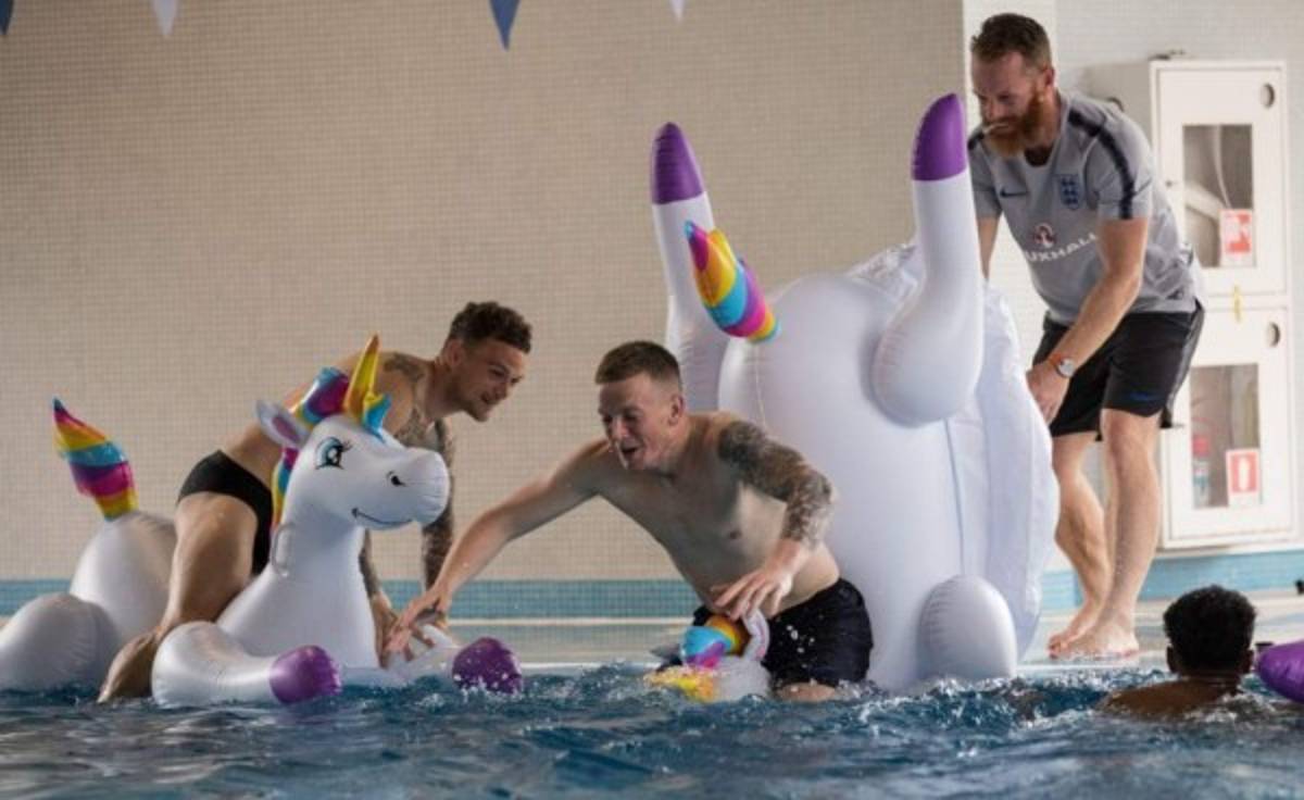 Carreras en unicornios inflables: el divertido ejercicio de Inglaterra antes de Panamá