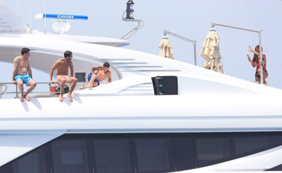 Las vacaciones de Fábregas y su infartante mujer en Ibiza