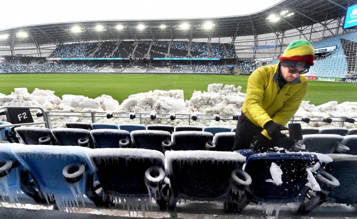 Trabajadores del Allianz Field han estado limpiando el estadio y retirando el hielo que está en las sillas.